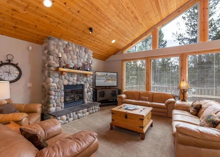 Large 6 Bedroom, Sleeps 16, A/C, Sharc Passes, Hot Tub