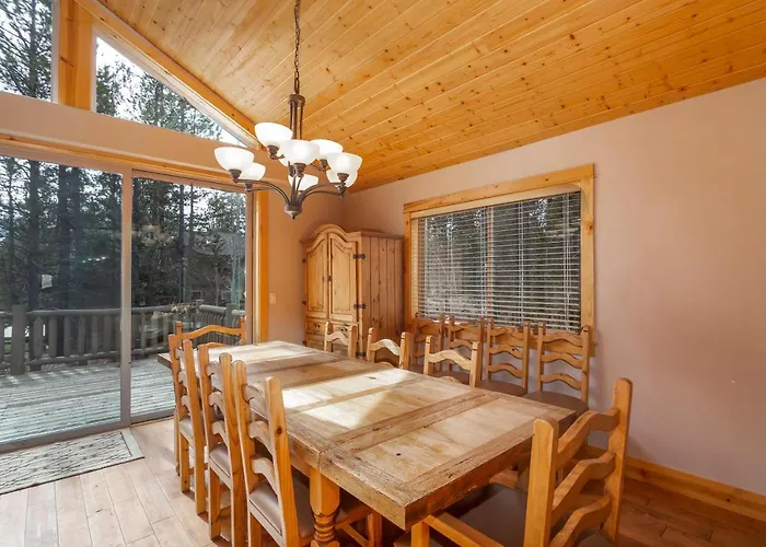Large 6 Bedroom, Sleeps 16, A/C, Sharc Passes, Hot Tub
