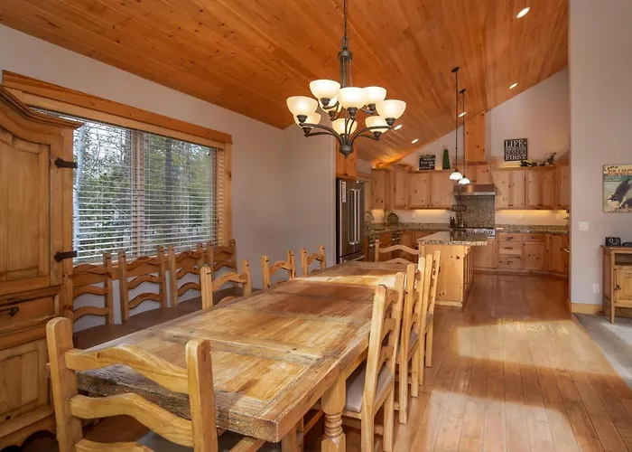 Large 6 Bedroom, Sleeps 16, A/C, Sharc Passes, Hot Tub