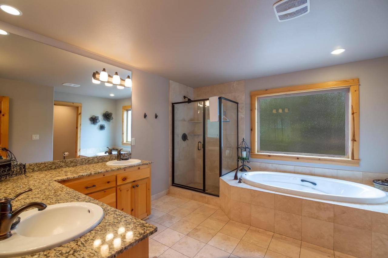 Holiday home Large 6 Bedroom, Sleeps 16, A/C, Sharc Passes, Hot Tub *