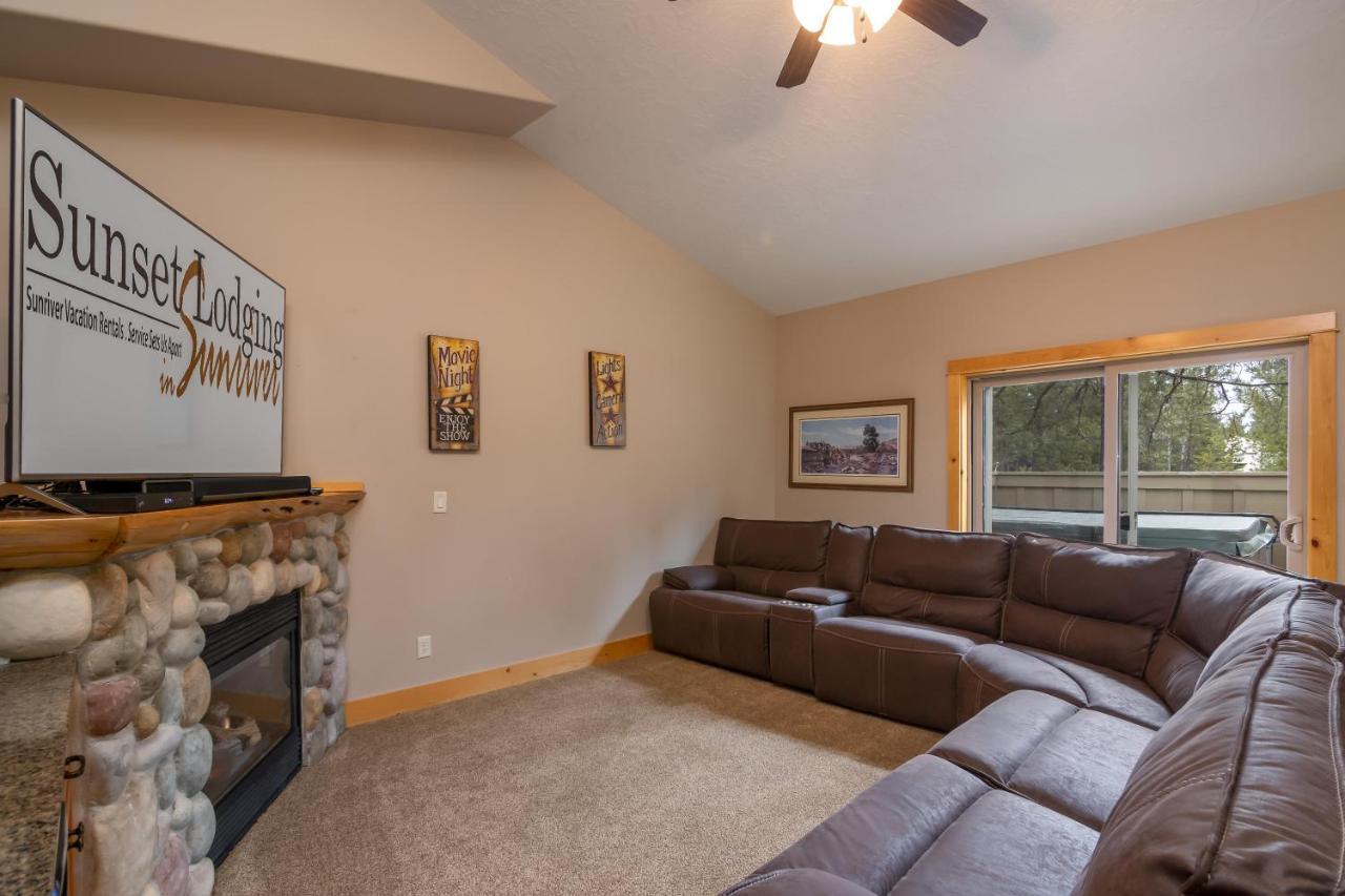 Large 6 Bedroom, Sleeps 16, A/C, Sharc Passes, Hot Tub *