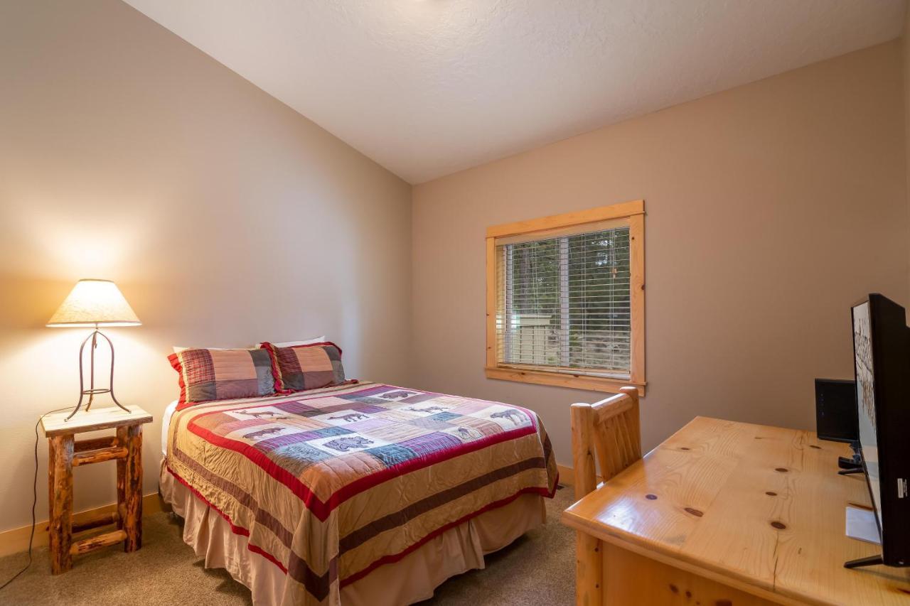 Large 6 Bedroom, Sleeps 16, A/C, Sharc Passes, Hot Tub * Sunriver