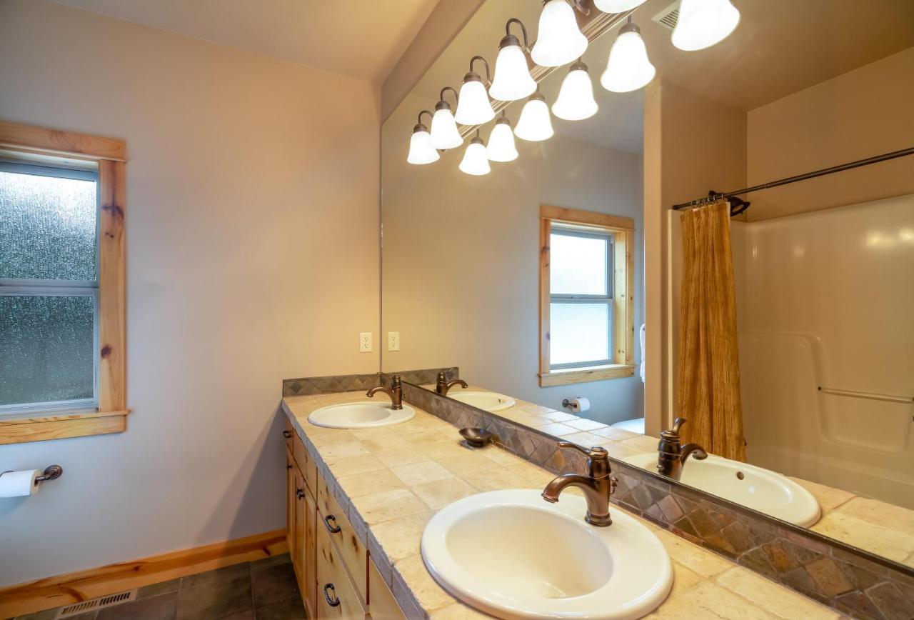 Holiday home Large 6 Bedroom, Sleeps 16, A/C, Sharc Passes, Hot Tub Sunriver