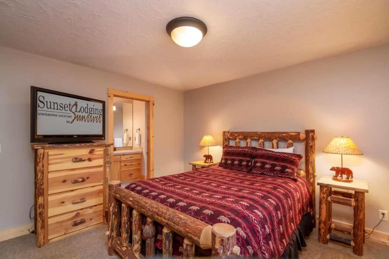 Large 6 Bedroom, Sleeps 16, A/C, Sharc Passes, Hot Tub Holiday home