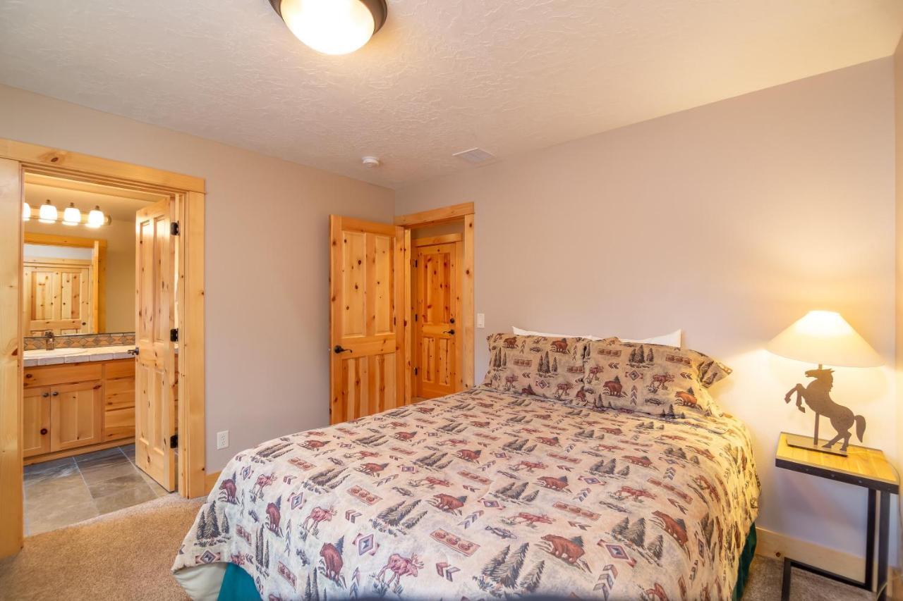 Large 6 Bedroom, Sleeps 16, A/C, Sharc Passes, Hot Tub Holiday home Sunriver