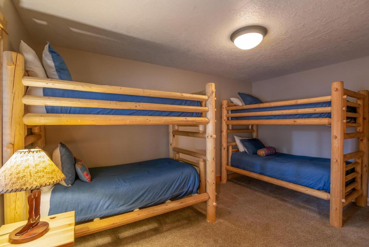 Large 6 Bedroom, Sleeps 16, A/C, Sharc Passes, Hot Tub * Sunriver
